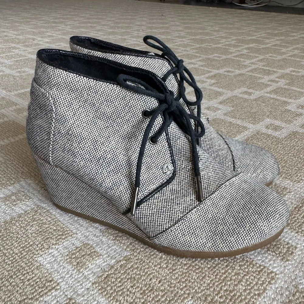 TOMS Wedge Ankle Booties Lace Up Tweed Black Cream Size 7